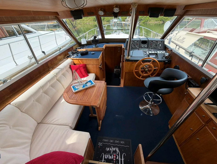 Motoryacht Condor Comtess 44 Fly - Blick innen auf den Steuerstand und den Salon