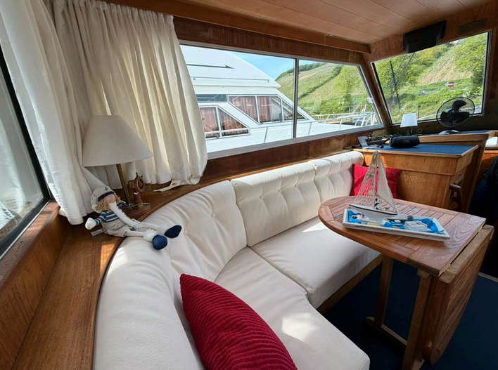 Motoryacht Condor Comtess 44 Fly - Blick innen auf den Salon