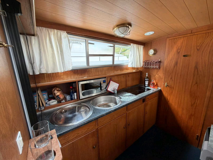 Motoryacht Condor Comtess 44 Fly - Blick innen in die Küche