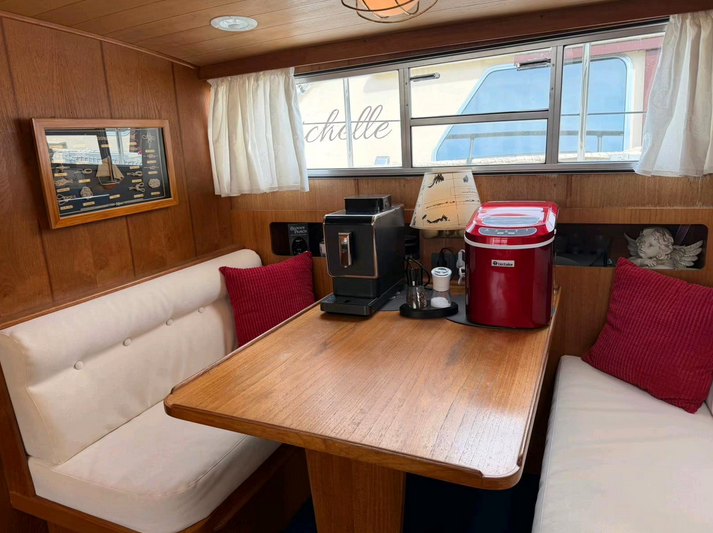 Motoryacht Condor Comtess 44 Fly - Blick innen auf den Essbereich