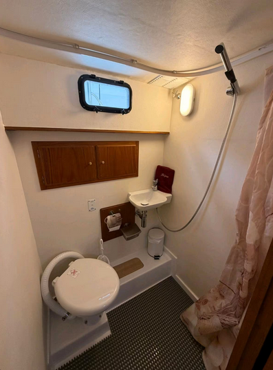 Motoryacht Condor Comtess 44 Fly - Blick ins Bad mit Toilette, Waschbecken und Dusche