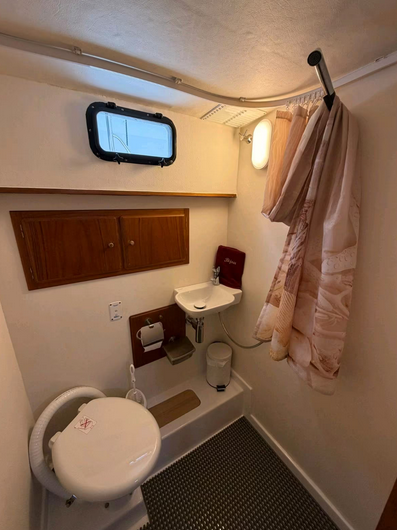 Motoryacht Condor Comtess 44 Fly - Blick ins Bad mit Toilette, Waschbecken und Dusche