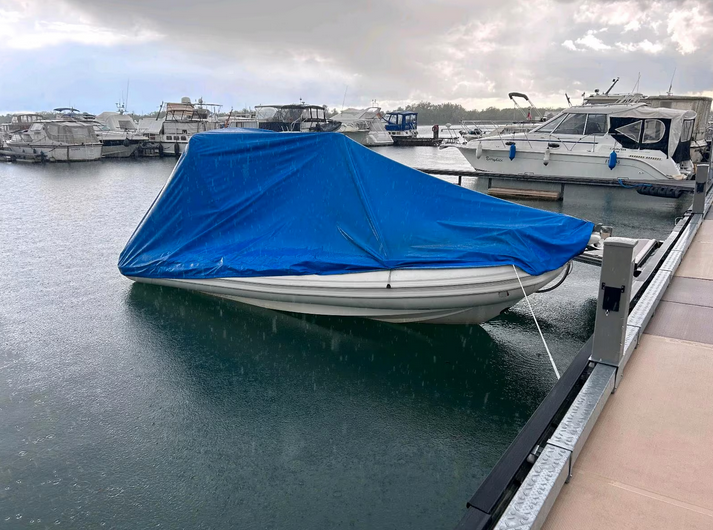 RIB AGA MARINE Atmosphere 540 - Blick von der Seite mit Persenning