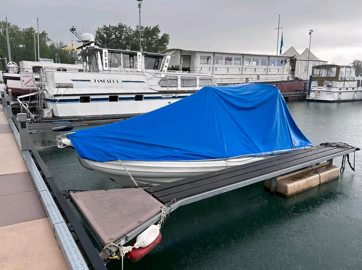 RIB AGA MARINE Atmosphere 540 - Blick von der Seite mit Persenning