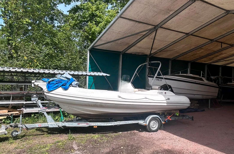 RIB AGA MARINE Atmosphere 540 - Blick von der Seite auf dem Trailer
