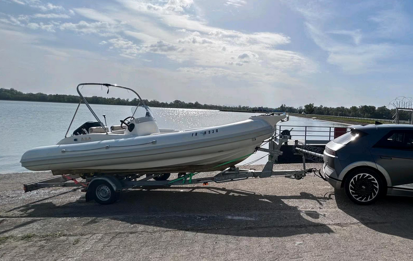 RIB AGA MARINE Atmosphere 540 - Blick von der Seite auf dem Trailer