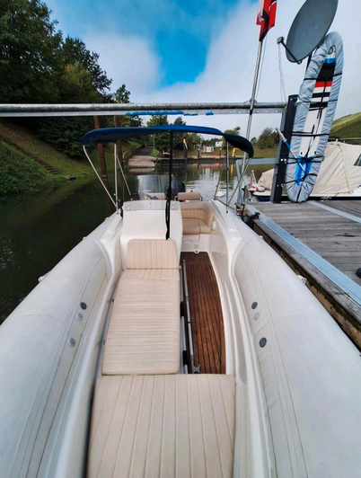 RIB AGA MARINE Atmosphere 540 - Blick von vorne ins Bootsinnere