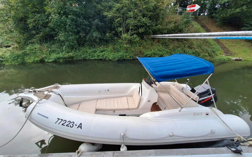 RIB AGA MARINE Atmosphere 540 - Blick von der Seite ins Bootsinnere