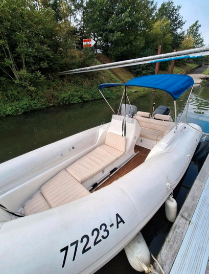 RIB AGA MARINE Atmosphere 540 - Blick von seitlich vorne ins Bootsinnere