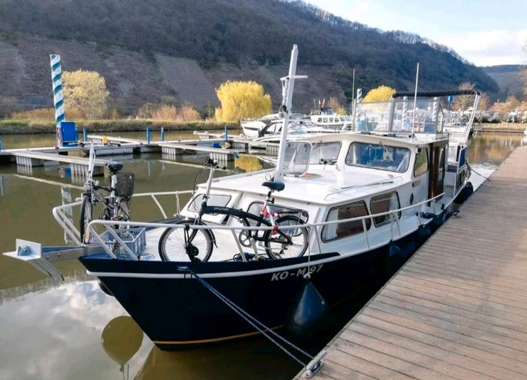 Motoryacht Rio Kruiser - Blick von vorne auf die Yacht