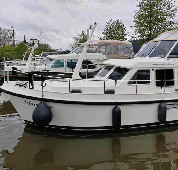 Sehr gepflegte Linssen Grand Sturdy 35 AC - hier von der Backbordseite vorn zu sehen