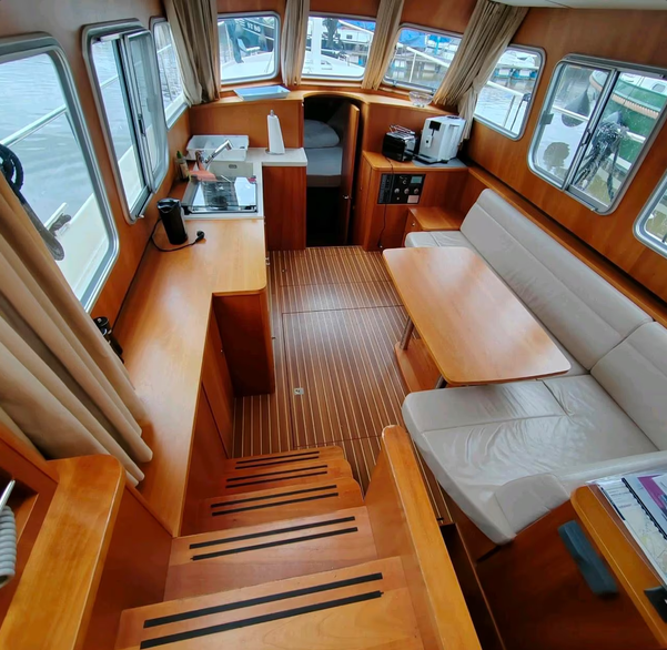 Sehr gepflegte Linssen Grand Sturdy 35 AC - hier ein Blick ins Yachtinnere vom Niedergang aus