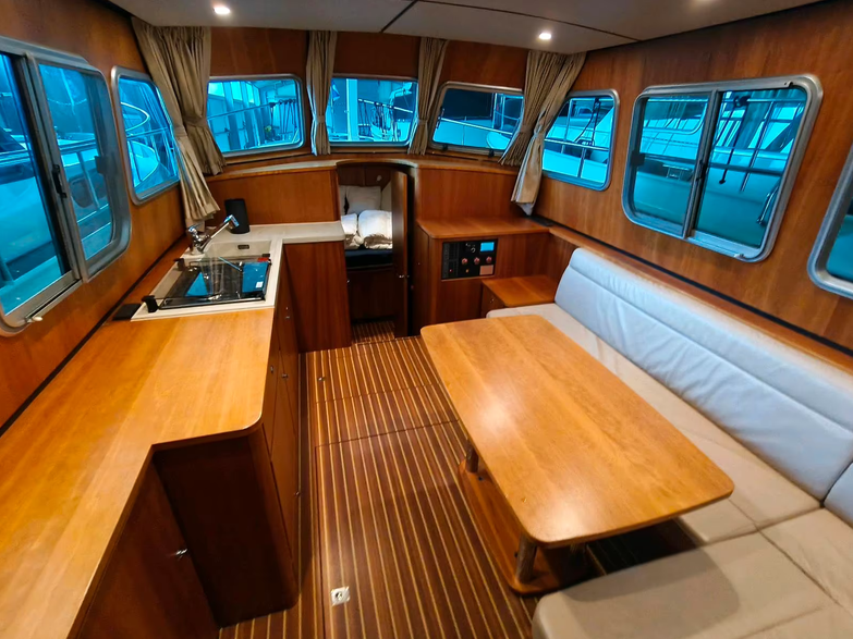 Sehr gepflegte Linssen Grand Sturdy 35 AC - hier ein Blick ins Yachtinnere vom Niedergang aus
