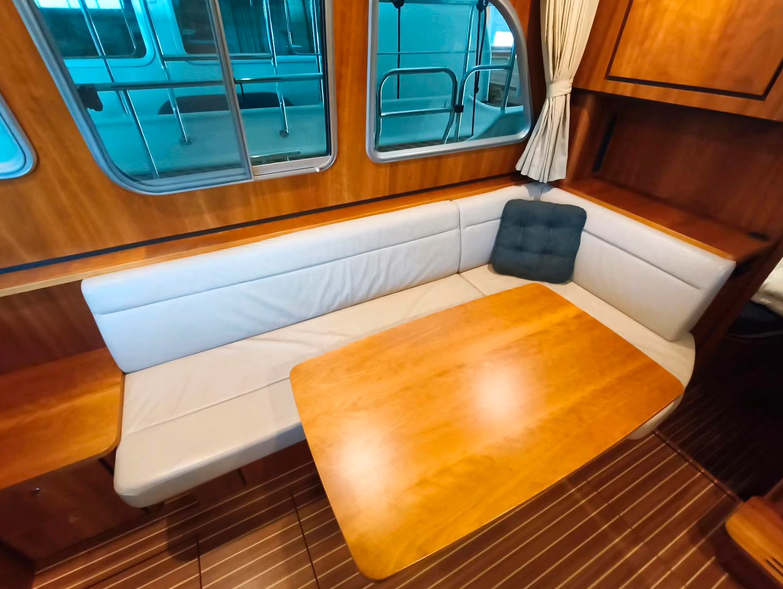 Sehr gepflegte Linssen Grand Sturdy 35 AC - hier ein Blickauf die Sitzgruppe im Inneren