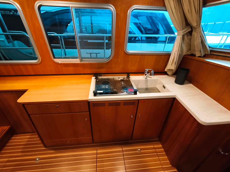 Sehr gepflegte Linssen Grand Sturdy 35 AC - hier ein Blick in die Pantry im Inneren