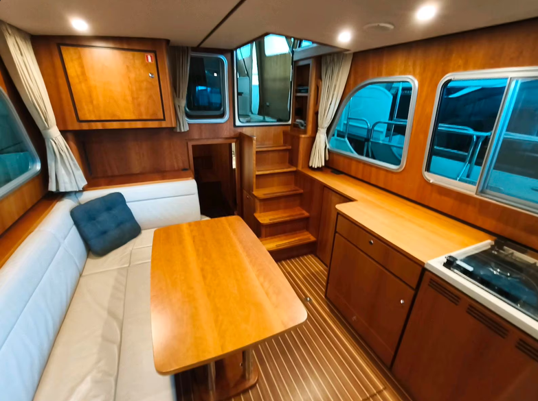 Sehr gepflegte Linssen Grand Sturdy 35 AC - hier ein Blick ins Yachtinnere mit Sitzgruppe und Pantry