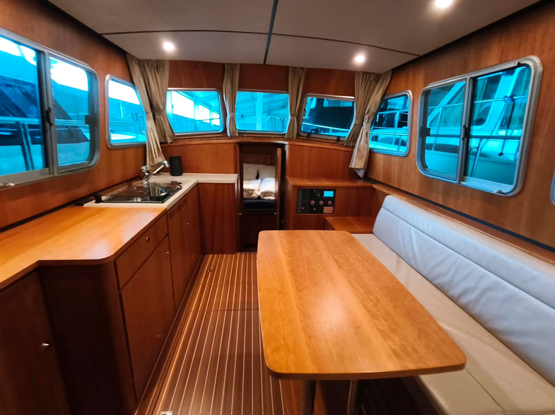 Sehr gepflegte Linssen Grand Sturdy 35 AC - hier ein Blick ins Yachtinnere mit Sitzgruppe und Pantry, im Hintergrund ein Blick in die Bugkabine