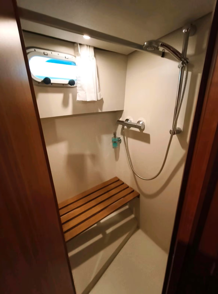 Sehr gepflegte Linssen Grand Sturdy 35 AC - hier ein Blick in die Dusche