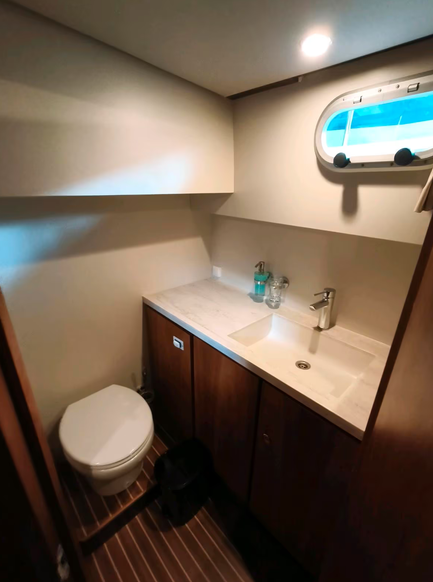 Sehr gepflegte Linssen Grand Sturdy 35 AC - hier ein Blick in die Toilette mit Waschbecken