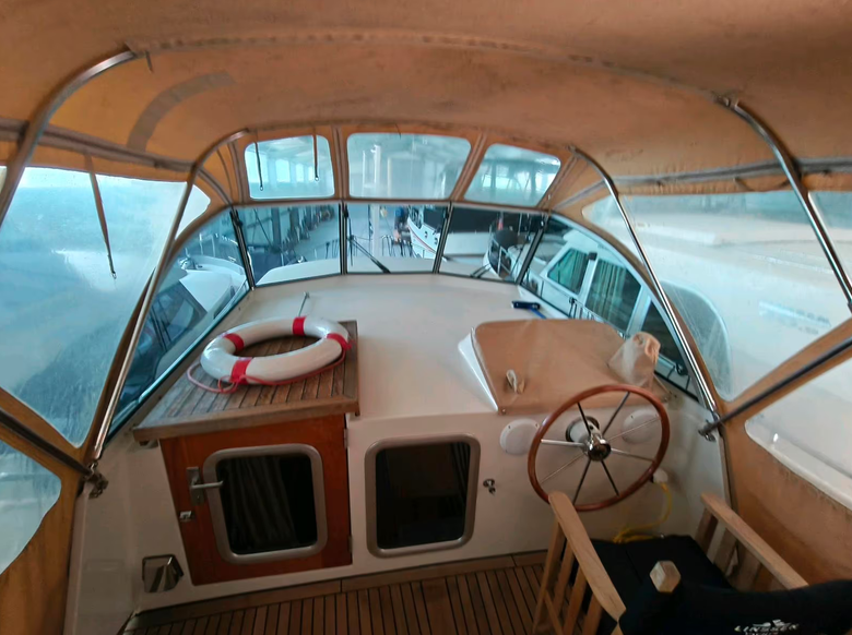 Sehr gepflegte Linssen Grand Sturdy 35 AC - hier ein Blick auf den Steuerstand außen unter der Persenning