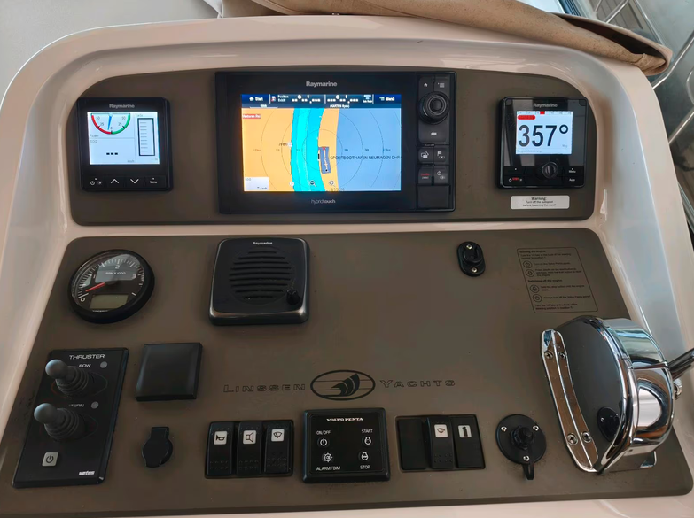 Sehr gepflegte Linssen Grand Sturdy 35 AC - hier ein Blick auf den Steuerstand mit seinen Instrumenten