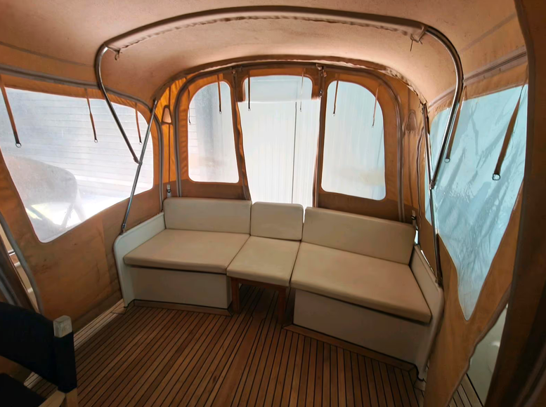Sehr gepflegte Linssen Grand Sturdy 35 AC - hier ein Blick in die äußere Sitzbank unter der Persening