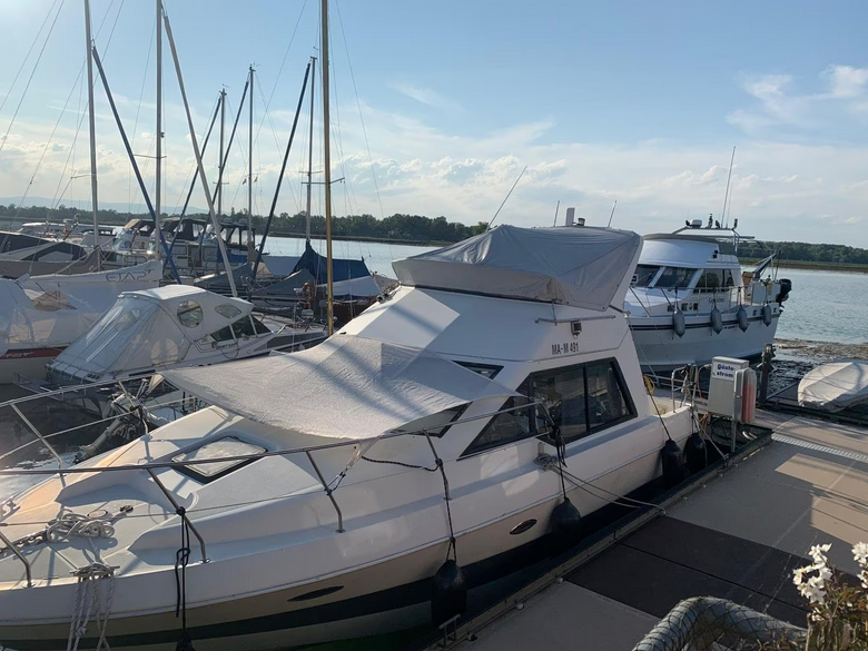 Bayliner 3058 in gepflegtem Zusand - hier ein Blick von Backbord vorn mit Schutzpersenning für die Fly und Sonnenabdeckung im Vorschiff
