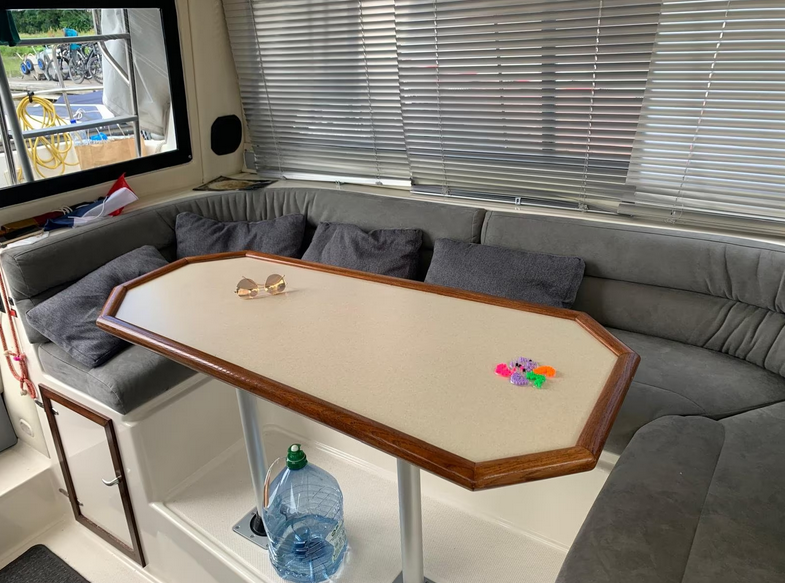 Bayliner 3058 in gepflegtem Zusand - hier ein Blick auf die Sitzgruppe innen