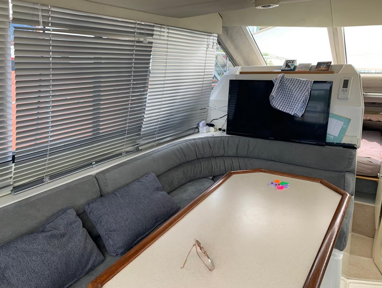 Bayliner 3058 in gepflegtem Zusand - hier ein Blick auf die Sitzgruppe innen