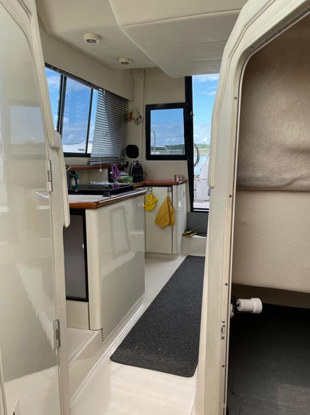 Bayliner 3058 in gepflegtem Zusand - hier ein Blick auf die Pantry und den Austritt nach draußen
