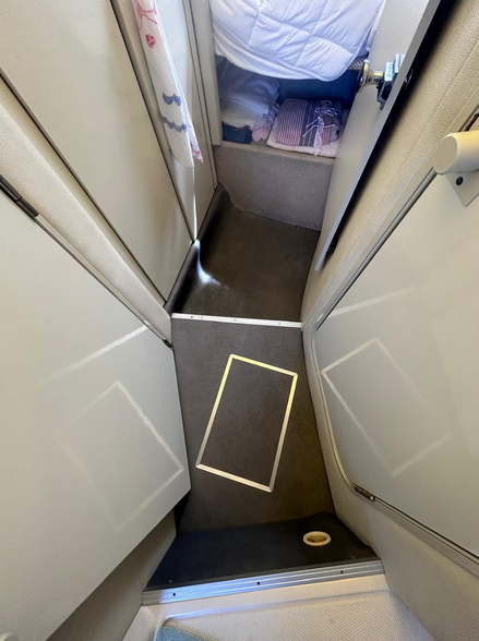 Bayliner 3058 in gepflegtem Zusand - hier ein Blick innen im Flur vor der Schlafkabine