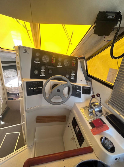 Bayliner 3058 in gepflegtem Zusand - hier ein Blick auf den Steuerstand mit Sonnenverschattung
