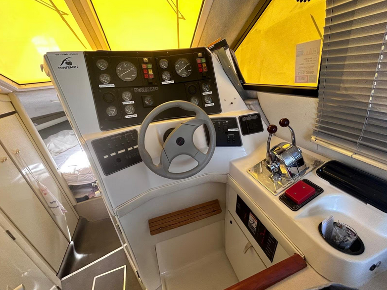 Bayliner 3058 in gepflegtem Zusand - hier ein Blick auf den Steuerstand mit Sonnenverschattung