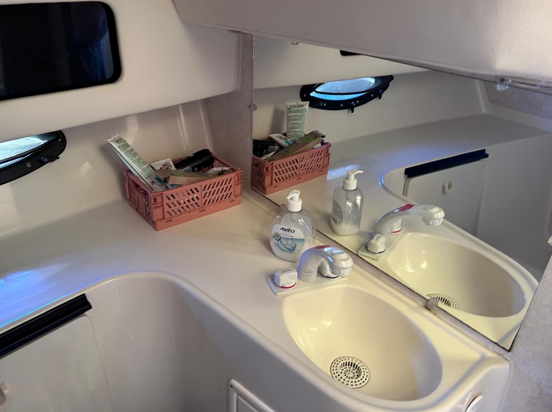 Bayliner 3058 in gepflegtem Zusand - hier ein Blick auf den Waschtisch in der Toilette