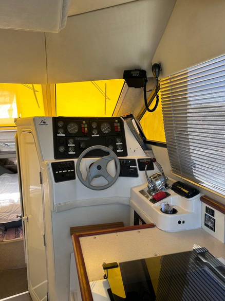 Bayliner 3058 in gepflegtem Zusand - hier ein Blick auf den Steuerstand mit Sonnenverschattung