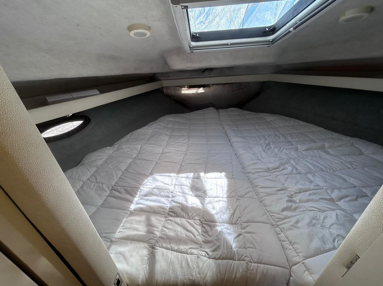 Bayliner 3058 in gepflegtem Zusand - hier ein Blick in die Schlafkabine vorn in der Yacht
