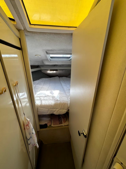 Bayliner 3058 in gepflegtem Zusand - hier ein Blick innen mit geöffneter Tür zur Schlafkabine vorn