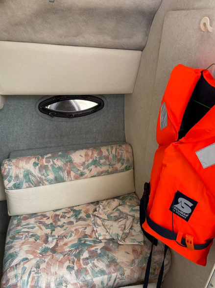 Bayliner 3058 in gepflegtem Zusand - hier ein Blick auf die seitliche Sitzgelegenheit innen