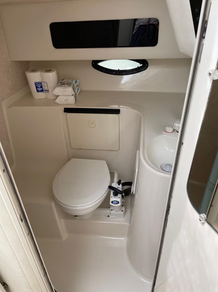 Bayliner 3058 in gepflegtem Zusand - hier ein Blick auf die Toilette
