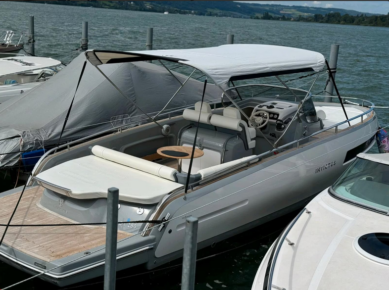 Invictus GT 280 mit Bodenseezulassung -hier ein Blick von Steuerbord achtern mit Bimini