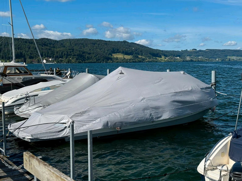 Invictus GT 280 mit Bodenseezulassung -hier ein Blick von Backbord auf die Yacht mit kompletter Schutzpersenning.