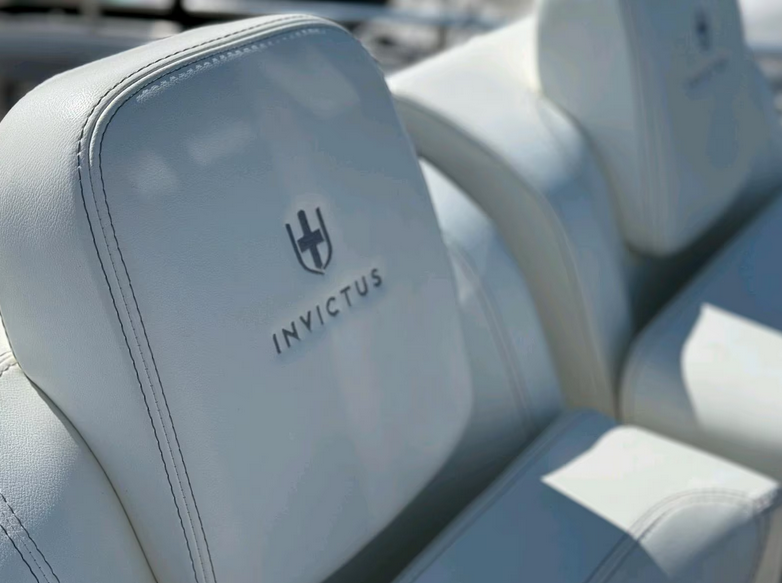 Invictus GT 280 mit Bodenseezulassung -hier ein Blick auf das Invictus-Emblem auf den Sitzen