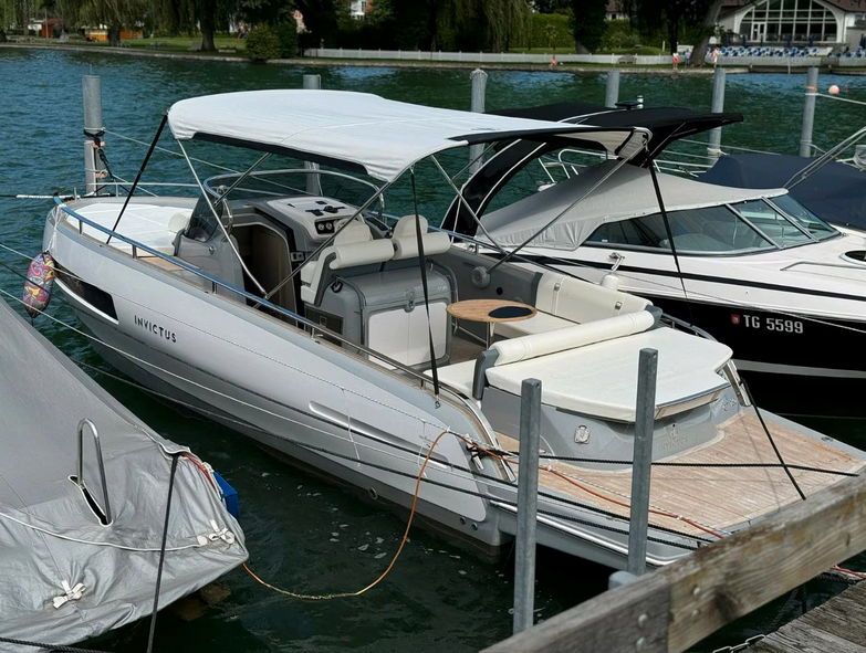 Invictus GT 280 mit Bodenseezulassung -hier ein Blick von Backbord achtern auf die Yacht mit Bimini