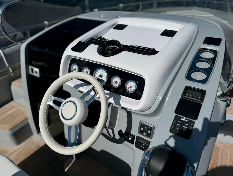 Invictus GT 280 mit Bodenseezulassung -hier ein Blick auf den Steuerstand