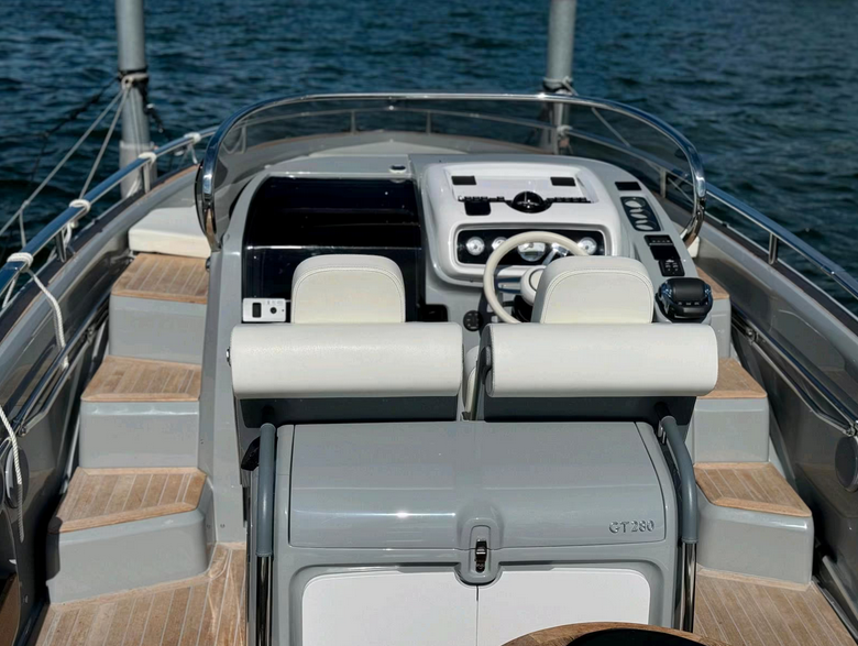 Invictus GT 280 mit Bodenseezulassung -hier ein Blick von achtern nach vorn