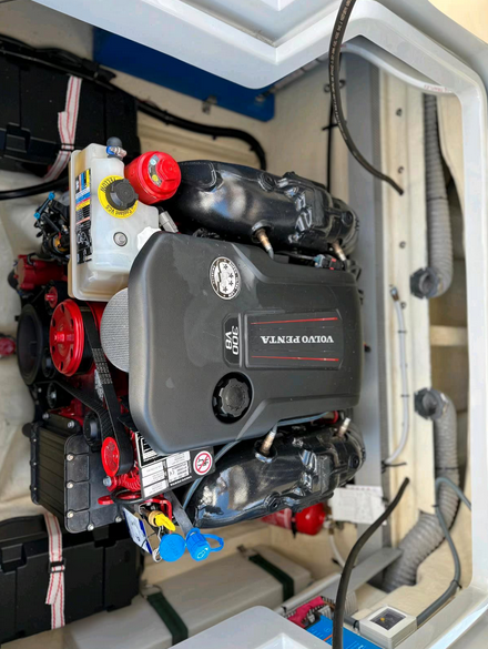 Invictus GT 280 mit Bodenseezulassung -hier ein Blick auf den Motor