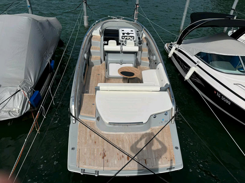 Invictus GT 280 mit Bodenseezulassung -hier ein Blick von achtern auf die Yacht