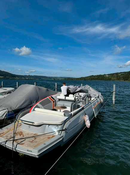 Invictus GT 280 mit Bodenseezulassung -hier ein Blick von Steuerbord achtern