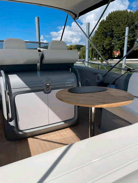 Invictus GT 280 mit Bodenseezulassung -hier ein Blick auf den Tisch mit Sitzgelegenheit unter dem Bimini