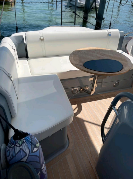 Invictus GT 280 mit Bodenseezulassung -hier ein Blick auf die Sitzgruppe mit Tisch hinter dem Steuerstand